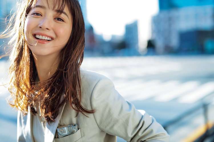 佐々木希、リニューアル『Domani』新ミューズに　“かっこいい働く女性”で新境地 | ORICON NEWS
