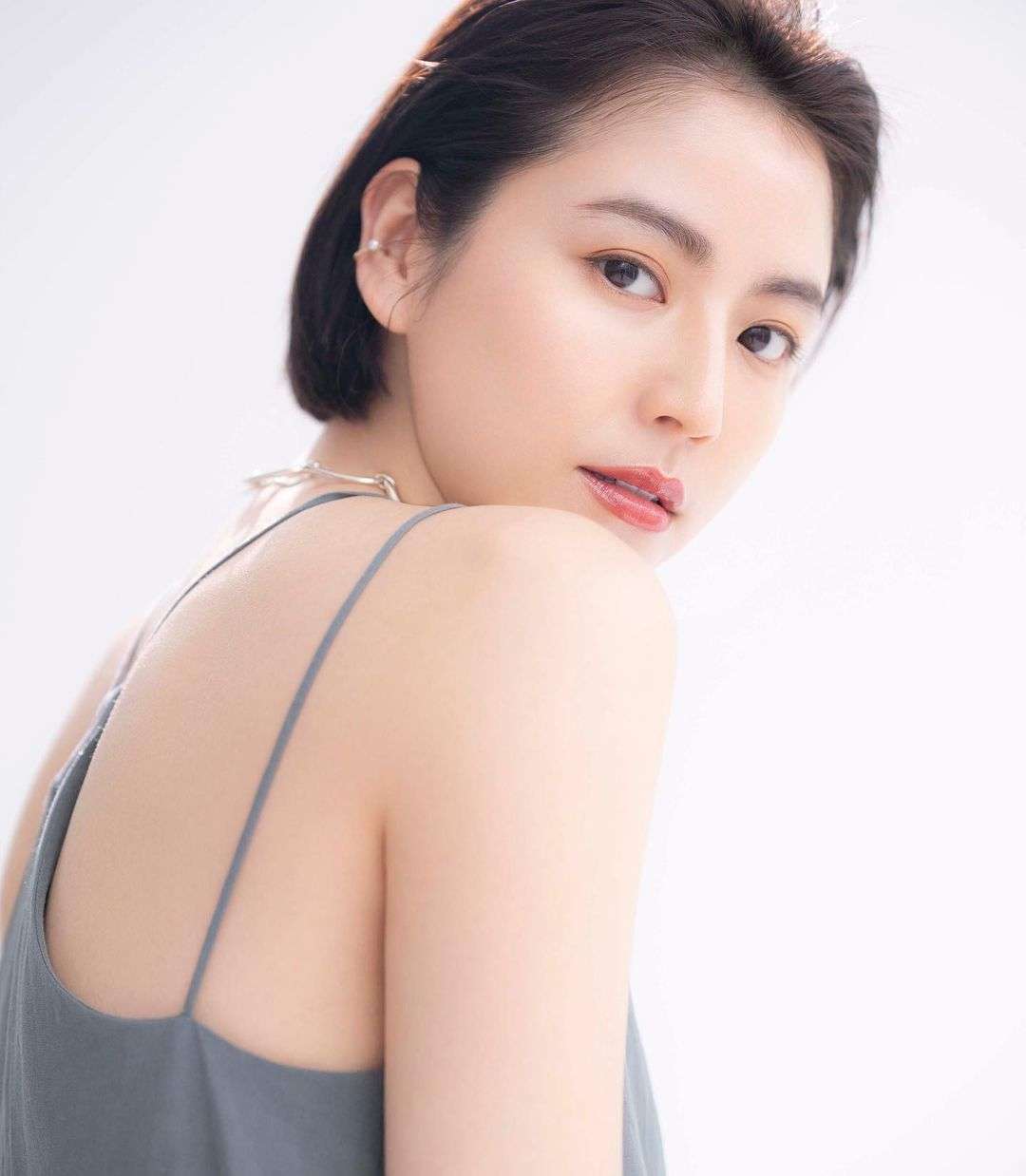長澤まさみ、美背中あらわ「溜息出るほど美しい」 河北メイクでハンサムな色気