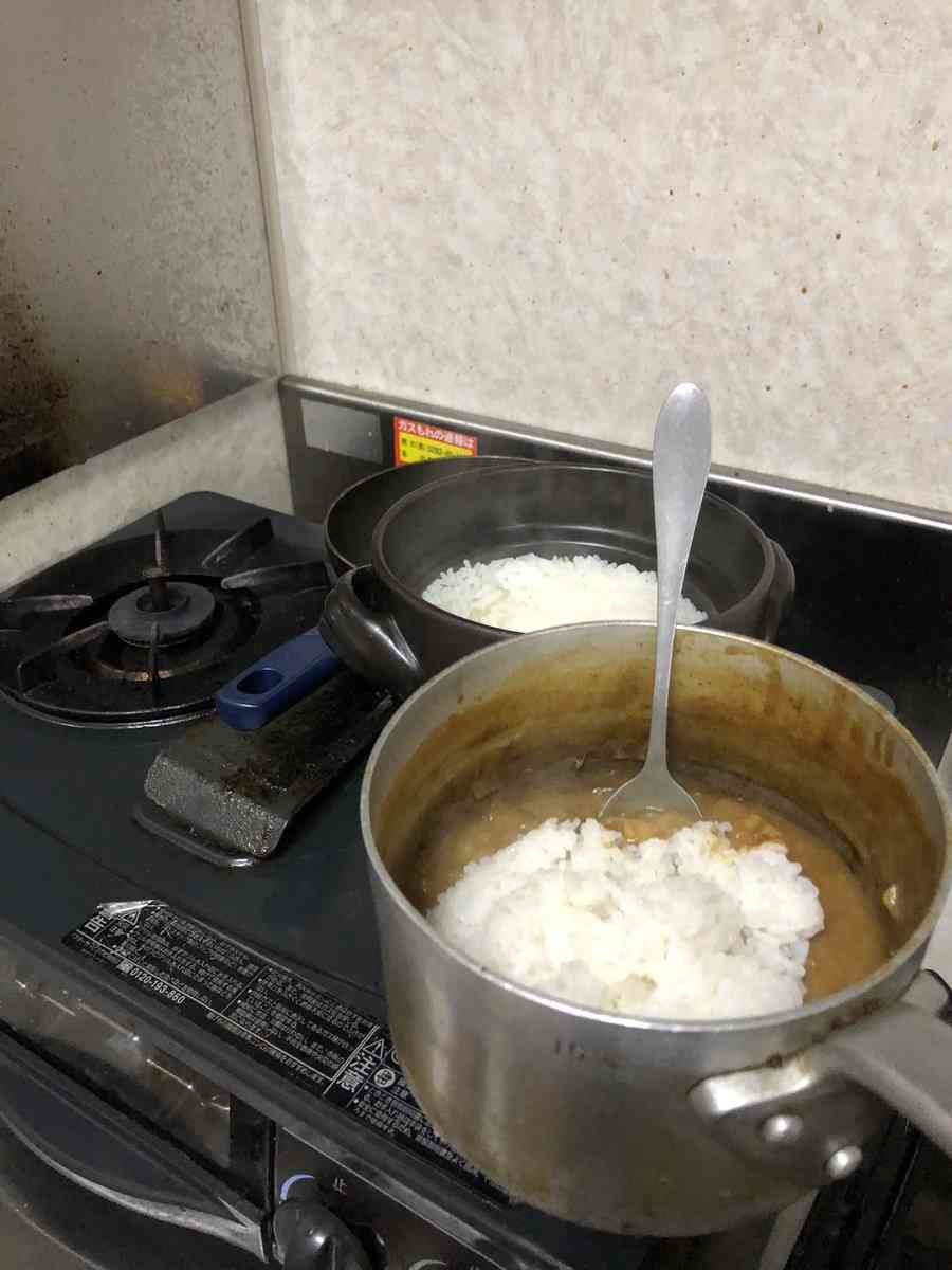 “一人暮らしは自分が法律” 超合理的なカレーの食べ方に反響「食は楽しくて美味しければなんでもいい」