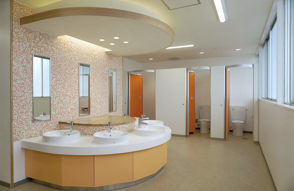 富山は「洋式トイレ王国」 県都の学校、すべて暖房便座