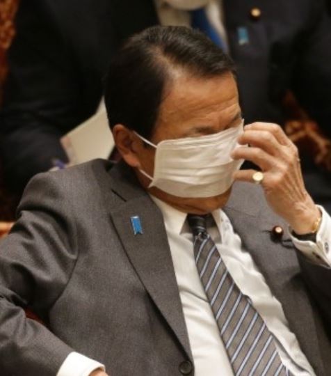 麻生太郎財務相「マスクはいつまでやるの?」　コロナ長期化に愚痴