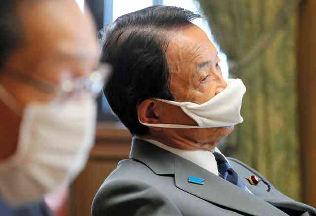 麻生太郎財務相「マスクはいつまでやるの?」　コロナ長期化に愚痴