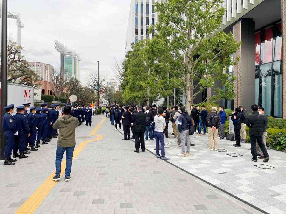 JOC前で五輪中止求めるデモ 警察官50人出動で騒然