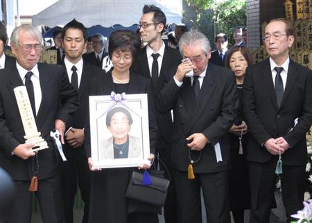 志村けんさんの一周忌、最愛母と“合同法要”も10億円遺産が「相続放置」されていた