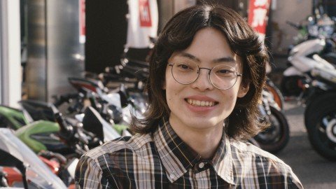 「“偽”菅田将暉！」「あのオタクは誰？」…『バイク王』CMの反響に驚き、演じた俳優の意外な素顔 | ORICON NEWS