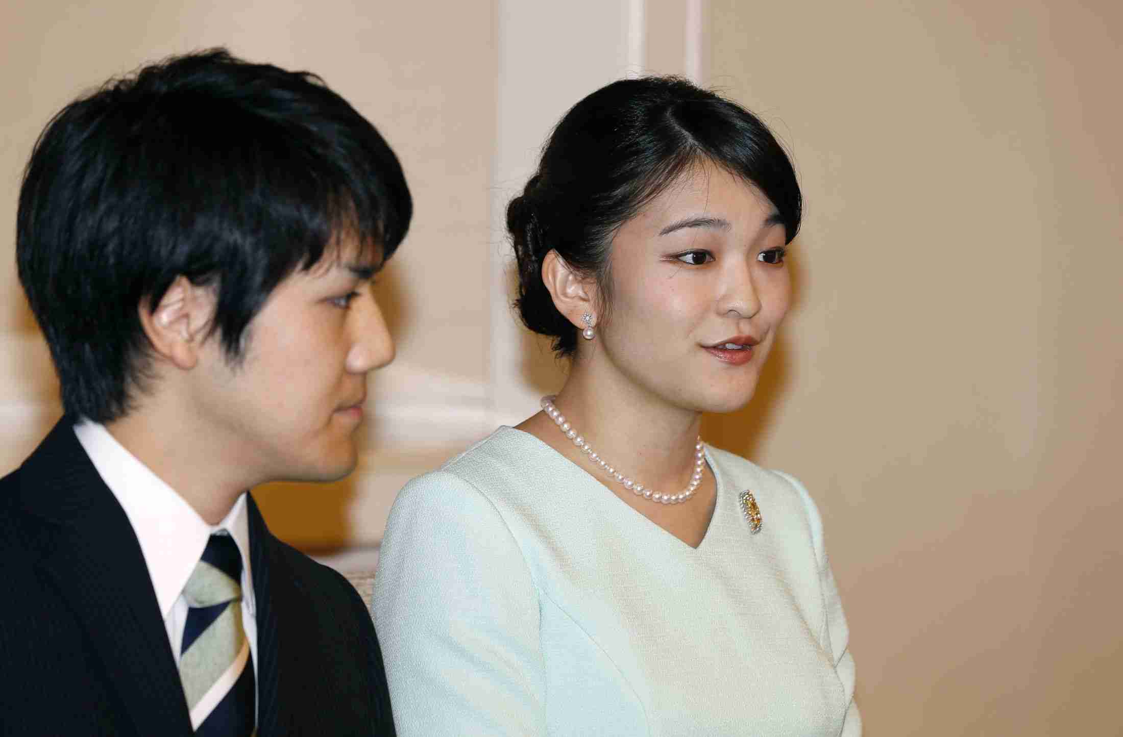 眞子さまと小室圭さんのご結婚「今でも宮内庁へ反対の声」 紀子さまから継承“意味深”ブルードレスに秘められた思い（文春オンライン） - Yahoo!ニュース