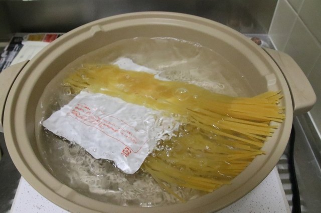 “一人暮らしは自分が法律” 超合理的なカレーの食べ方に反響「食は楽しくて美味しければなんでもいい」