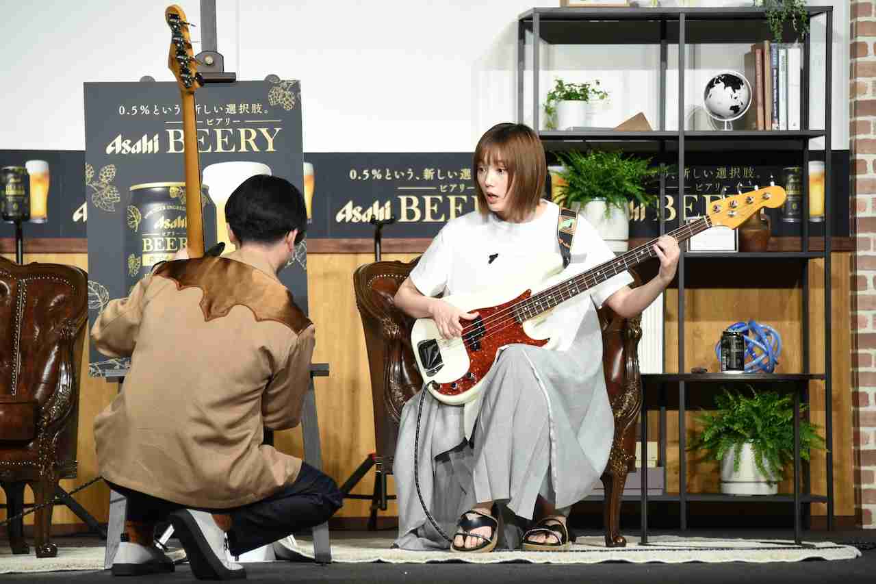 ハマ・オカモト、CM会見で本田翼にベースをレクチャー「ツーフィンガーお上手ですね」