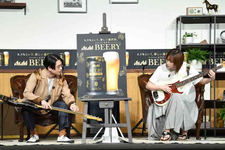 ハマ・オカモト、CM会見で本田翼にベースをレクチャー「ツーフィンガーお上手ですね」（イベントレポート / 写真28枚） - 音楽ナタリー