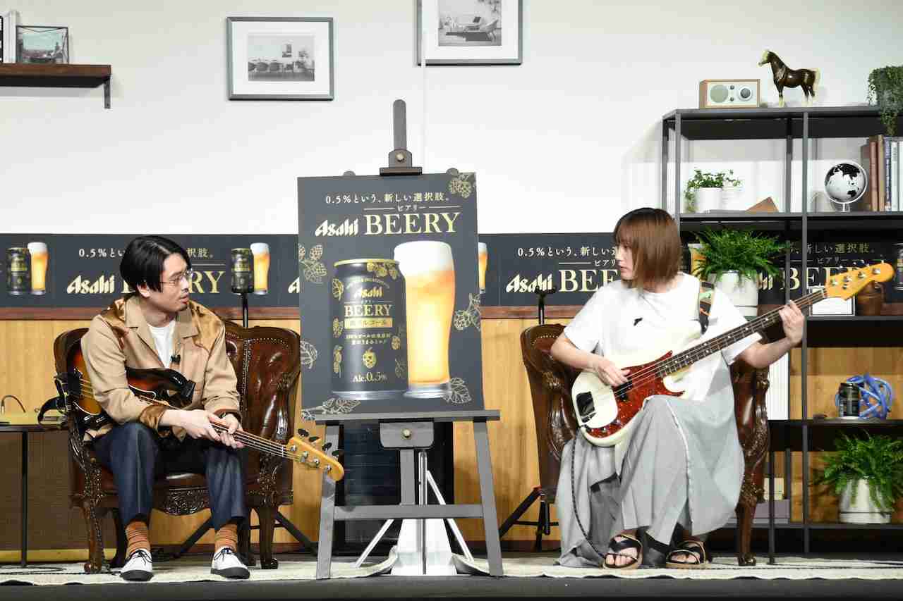 ハマ・オカモト、CM会見で本田翼にベースをレクチャー「ツーフィンガーお上手ですね」