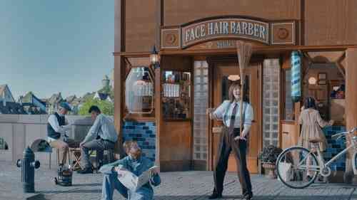 本田翼、白シャツ・ネクタイ・サスペンダーのバーバー店主役