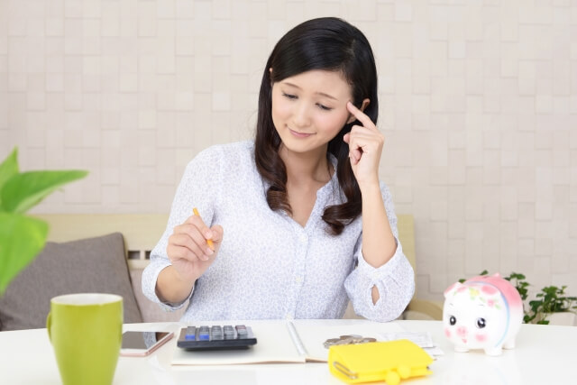 世帯収入950万円の女性「生活レベルは上がるどころか所得制限で各種給付が減額。納税してるのに恩恵もなく節約の毎日です」 | キャリコネニュース