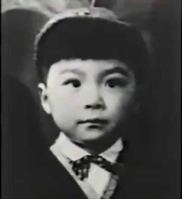 幼少期の写真でどの芸能人か当てるトピ