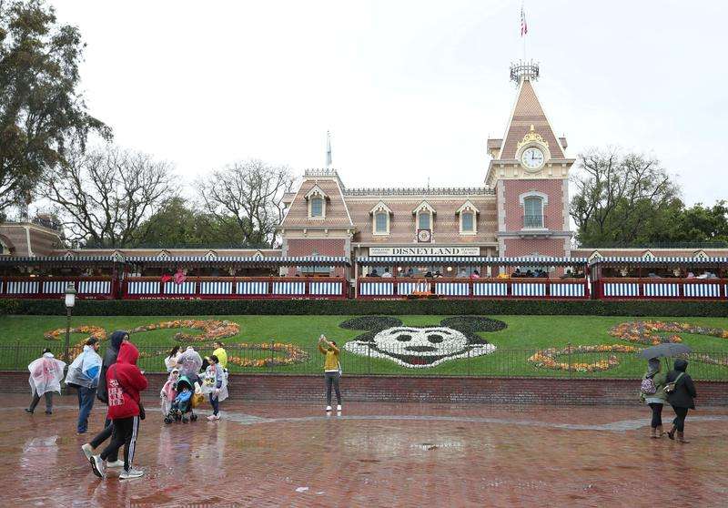 米ディズニー、加州テーマパーク4月末再開へ　入場制限付きで | ロイター