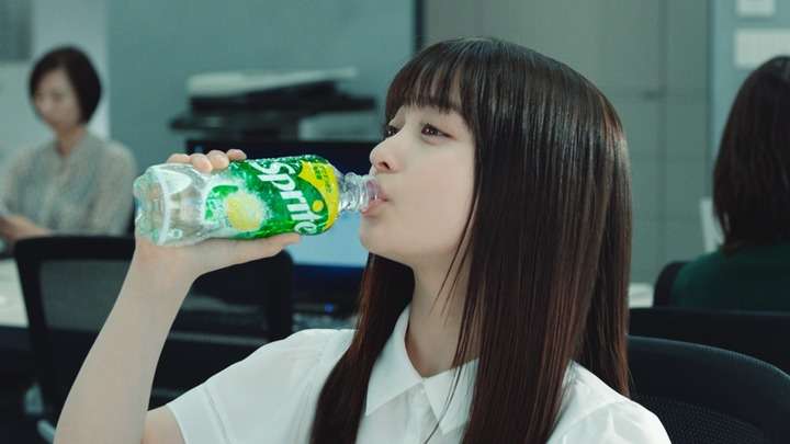 ＜橋本環奈＞着衣のままプールに飛び込み「すっきりした！」　「スプライト」新CM出演