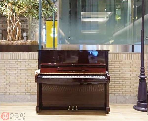 横浜駅内に「駅ピアノ」設置 誰でも自由に演奏OK JR東日本 | 乗りものニュース