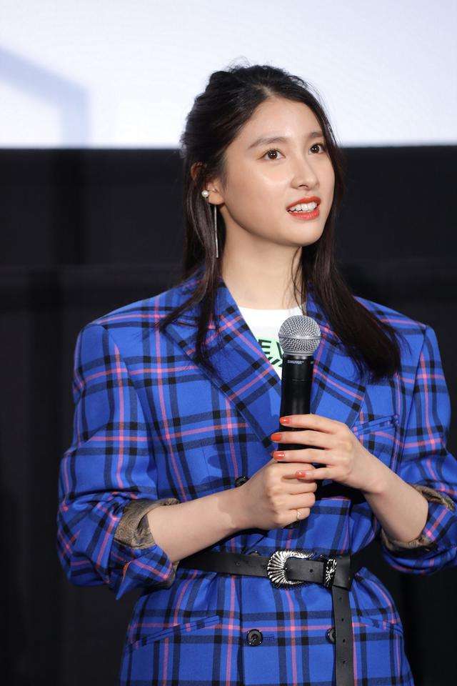 女優の舞台挨拶衣装を貼るトピPart4