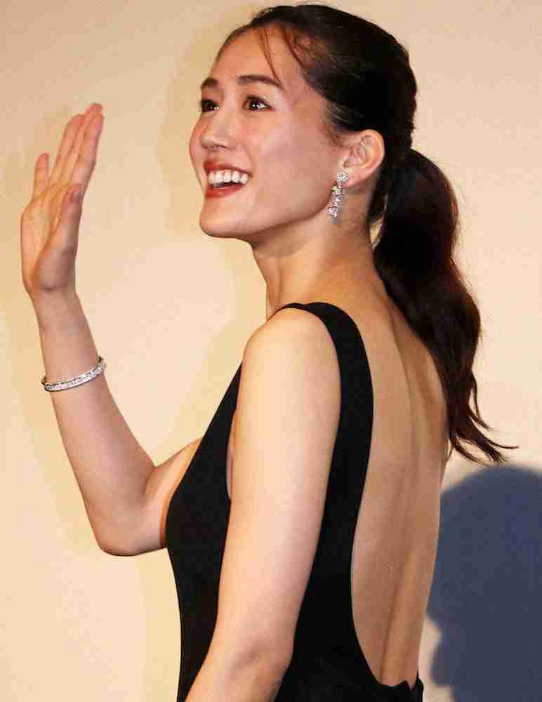 綾瀬はるか　大胆ドレスで美背中チラリ「お客さんに会えてうれしい」と笑顔