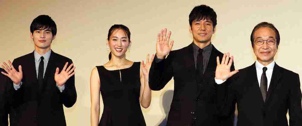 綾瀬はるか　大胆ドレスで美背中チラリ「お客さんに会えてうれしい」と笑顔