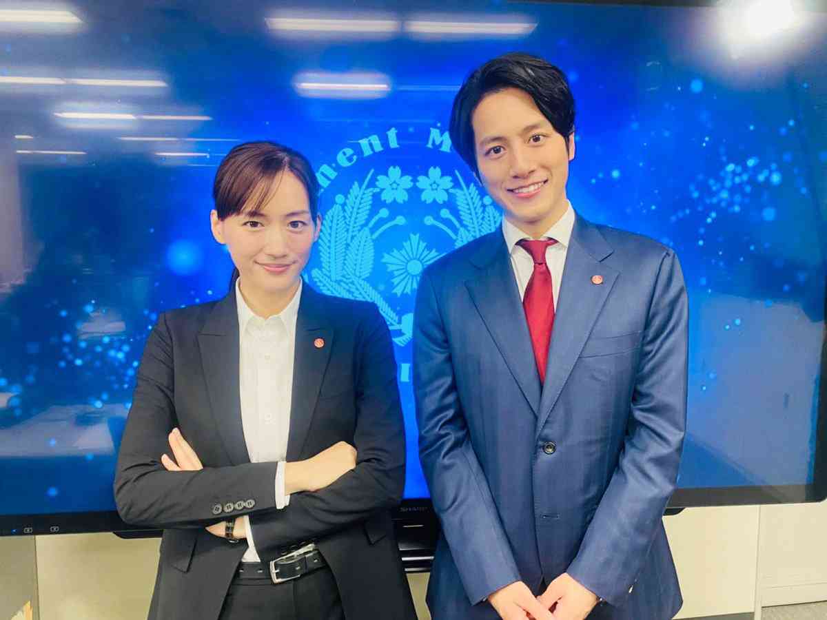 綾瀬はるか　大胆ドレスで美背中チラリ「お客さんに会えてうれしい」と笑顔
