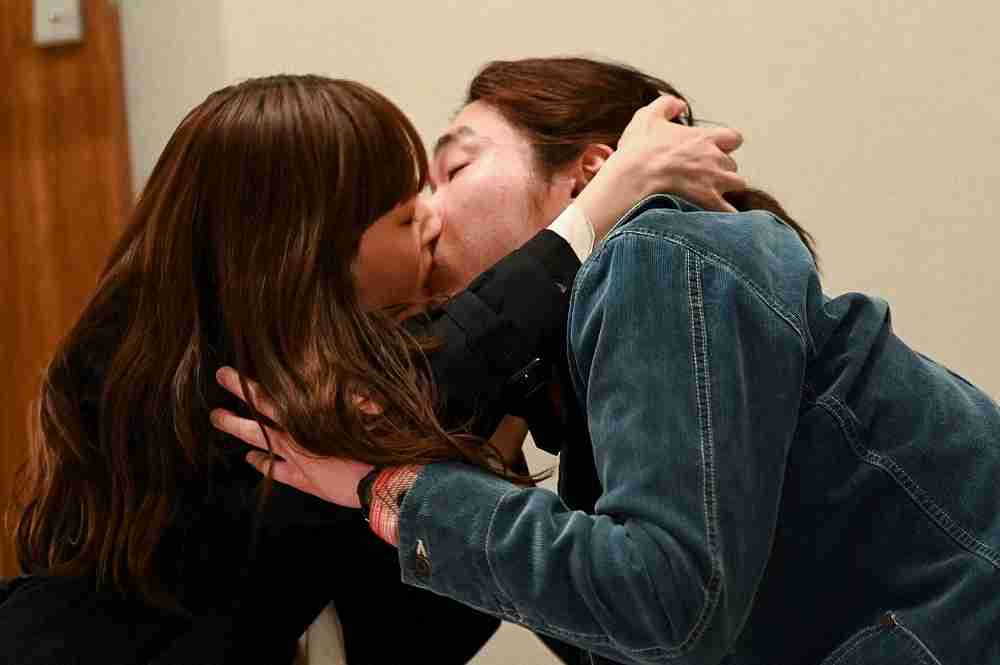 「天国と地獄」綾瀬はるか大胆キス　柄本佑“骨抜き顔”にネット爆笑「キスシーン史上初の表情」