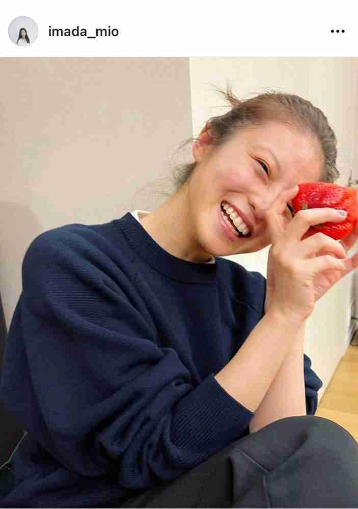今田美桜「おっきすぎるイチゴ食べました」写真に反響「顔の大きさと変わらない」「幸せそう」