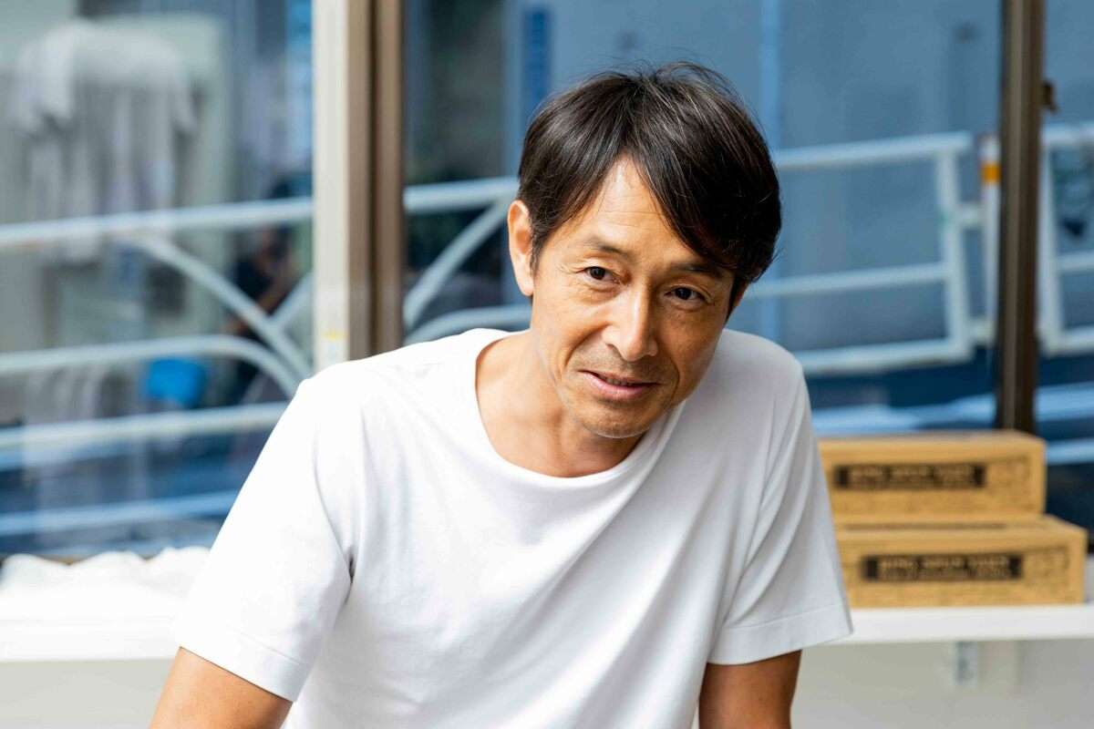吉田栄作に学ぶ、白Tシャツ＆ジーンズ「栄作コーデ」の秘密 - Yahoo!ライフマガジン