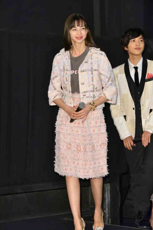 女優の舞台挨拶衣装を貼るトピPart4