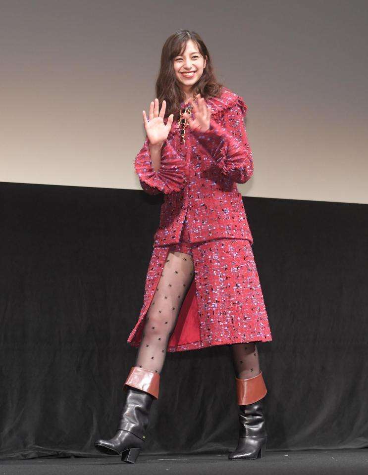 女優の舞台挨拶衣装を貼るトピPart4