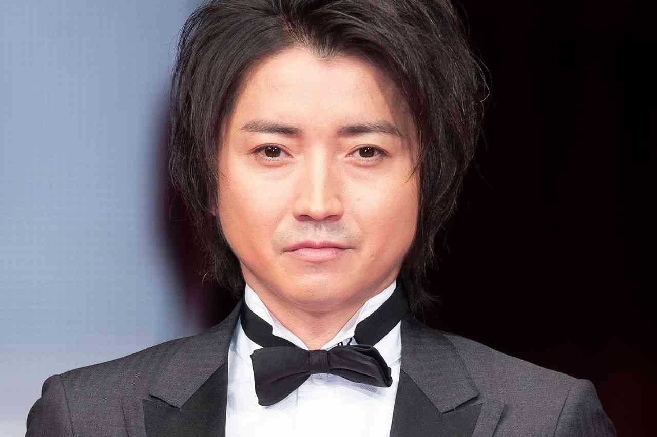 藤原竜也の貴重なパパ姿撮！ わが子に“自転車の乗り方”を教える穏やかな休日 | 週刊女性PRIME