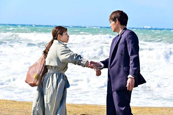 石原さとみ＆綾野剛、海で見つめ合う「恋はDeepに」胸キュン場面写真初公開 - モデルプレス