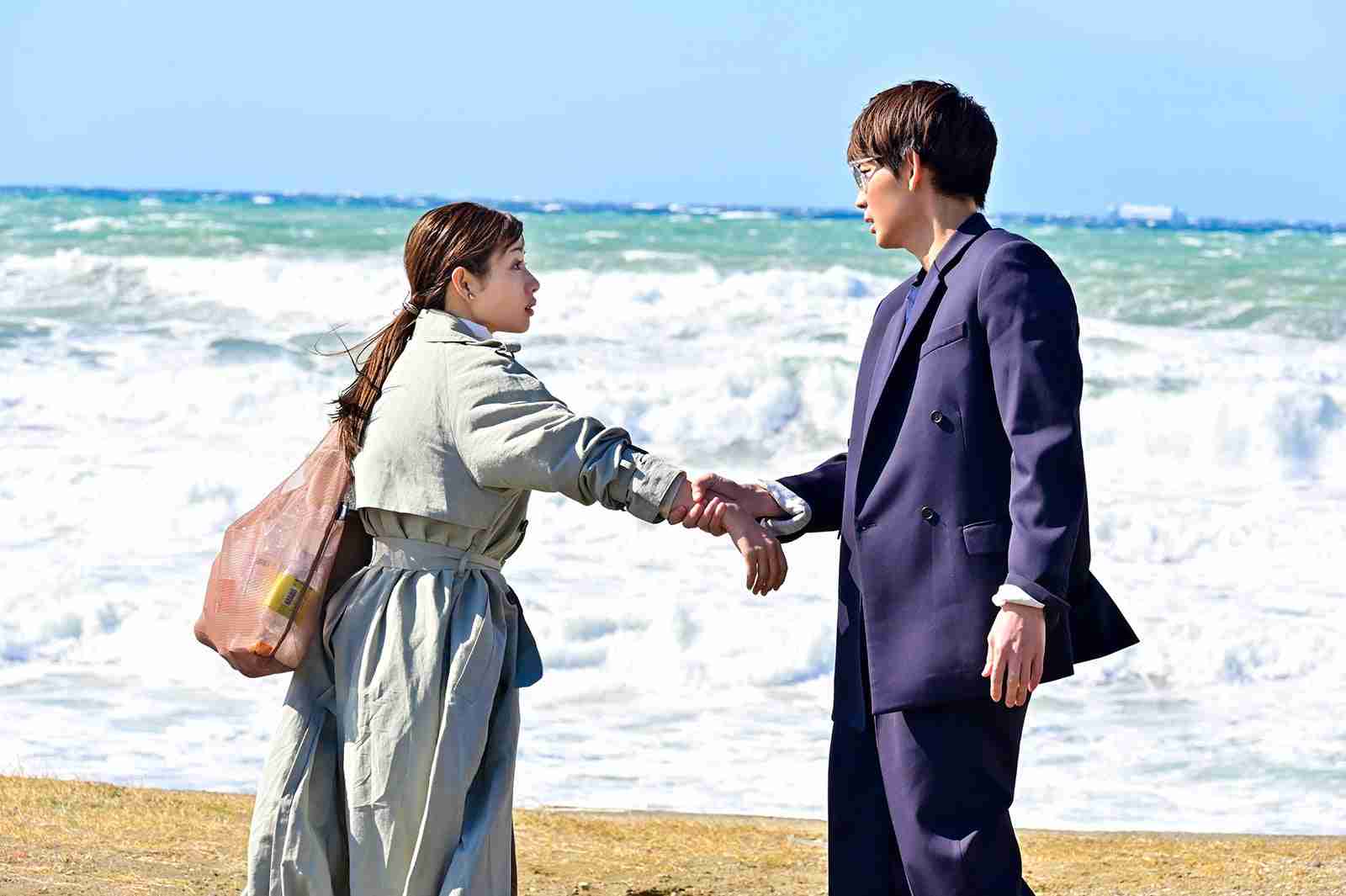 石原さとみ&綾野剛、海で見つめ合う「恋はDeepに」胸キュン場面写真初公開