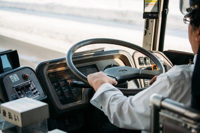 バス運転手「乗務中に漫画」告発に賛否　停車中だから問題ない？運行会社の見解は: J-CAST ニュース