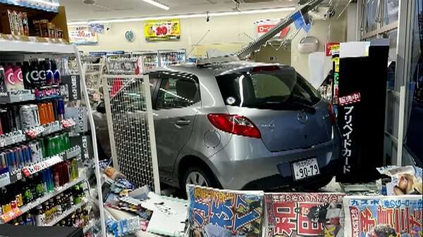 「ぬれた長靴で滑った」　踏み間違えか コンビニに車突っ込む　福岡