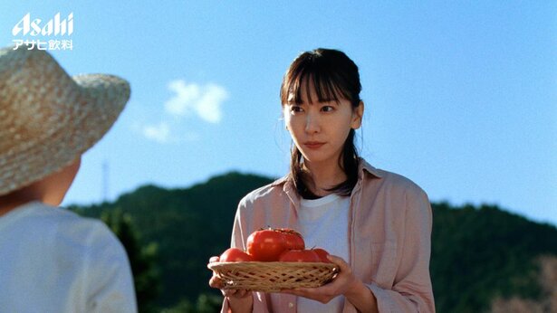 新垣結衣＆中村倫也が大自然の中で「自然に、健康。」を描くCM公開 （1/2） | 芸能ニュースならザテレビジョン