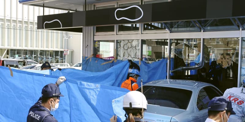 カフェに車突っ込み女性5人けが　妊婦も、運転の72歳男逮捕 ｜ 共同通信