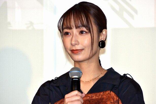 宇垣美里、現役感ある…！“ブレザー制服SHOT”に反響「かわい過ぎです！」「ヒロインオーラすごい」
