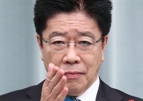 【悲報】加藤長官「LINE社のサービスは、個人情報の懸念が一定程度払拭されたと判断。政府機関における利用を許容する」 ｜ 保守速報