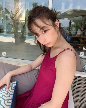 宇垣美里、現役感ある…！“ブレザー制服SHOT”に反響「かわい過ぎです！」「ヒロインオーラすごい」