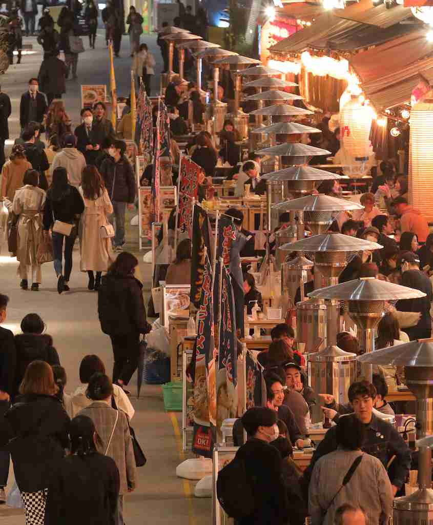 宣言延長下でも繁華街活況　昼飲み、夜は外で缶ビール　「自粛疲れ」「罪悪感ない」（時事通信） - Yahoo!ニュース