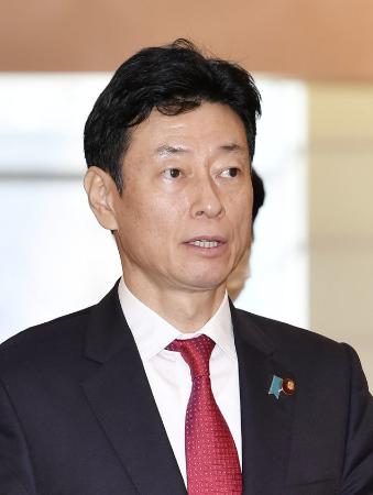 超過勤務378時間の職員は「意欲あり頼られる存在」、西村再生相が釈明