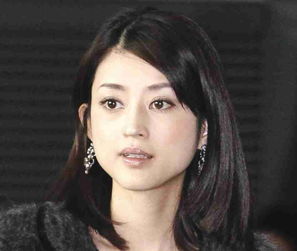 小沢真珠　ゆる巻き上品コーデで母の顔「長女の卒園式で泣いてしまいました」