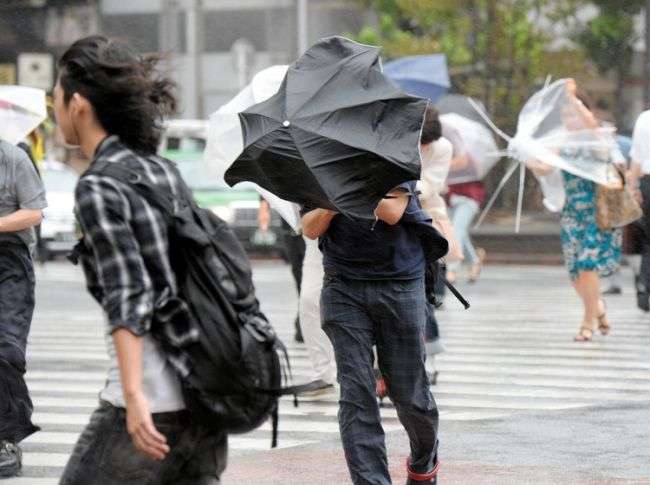 強風時、意地でも傘をさしている人について