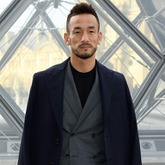 「鋭い眼差しが素敵です」中田英寿が投稿した1000万円超え高級車との“２ショット”写真にファン反応！ | サッカーダイジェストWeb