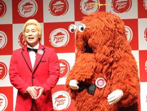 カズレーザー、ムックと初対面で漫才 相方と「サイズ感がぴったり」「違和感がない」