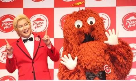 カズレーザー、ムックと初対面で漫才 相方と「サイズ感がぴったり」「違和感がない」