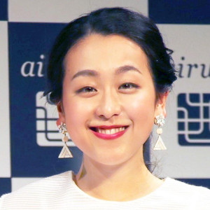浅田真央さん、畑でトラクターに乗る最新ショットを公開「カッコいい農ガール」「夢の一歩」