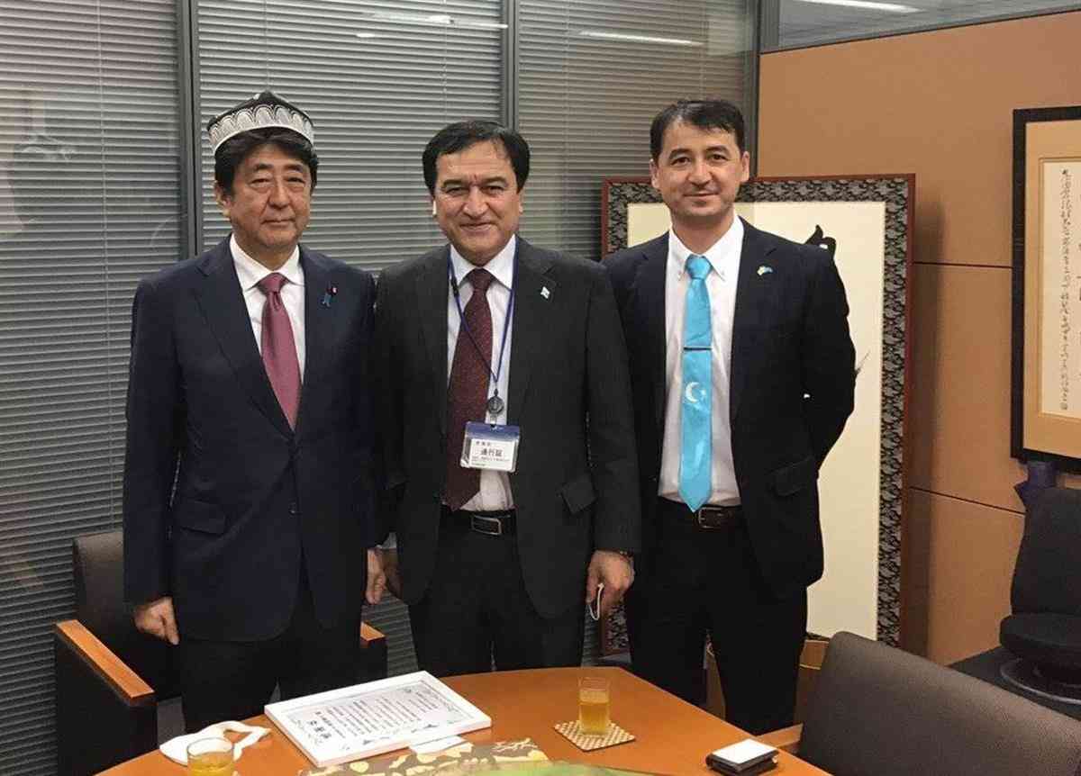 安倍前首相、ウイグル協会から感謝状 - 産経ニュース