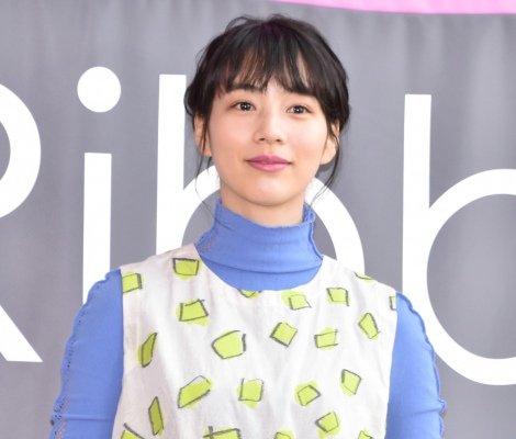 のん、新作“リボンアート”をお披露目「華やかな気持ちになれる」