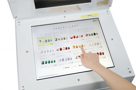 タカラトミーがネイルチップ専用プリント機を発表 イメージキャラクターになえなの